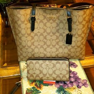 ❤🥰 Mollie Tote In Signature Canvas!!